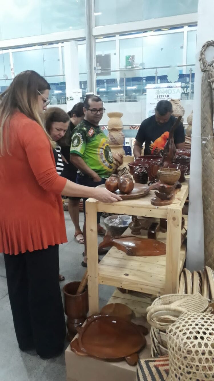 Em busca de novos mercados artesãos de Presidente Figueiredo participam de rodada de negócios em Manaus