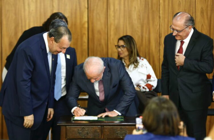Lula assina decreto para impulsionar bionegócios na Amazônia