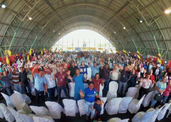 Patrícia Lopes entrega fardamento e kit de material didático para estudantes da rede municipal de ensino