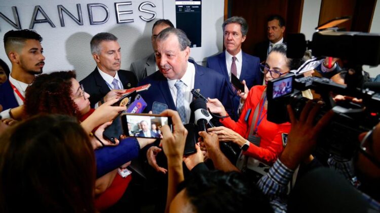 Comissão de Assuntos Econômicos aprova relatório do Senador Omar sobre novo Arcabouço Fiscal