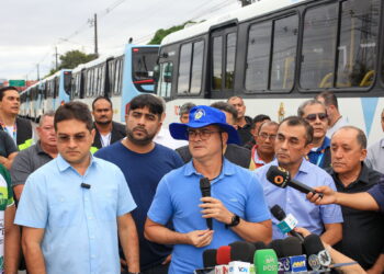 Prefeito entrega novos ônibus e frota renovada de veículos soma 272 em Manaus