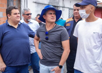 Prefeito anuncia a chegada do programa ‘Asfalta Manaus’ na comunidade Peniel