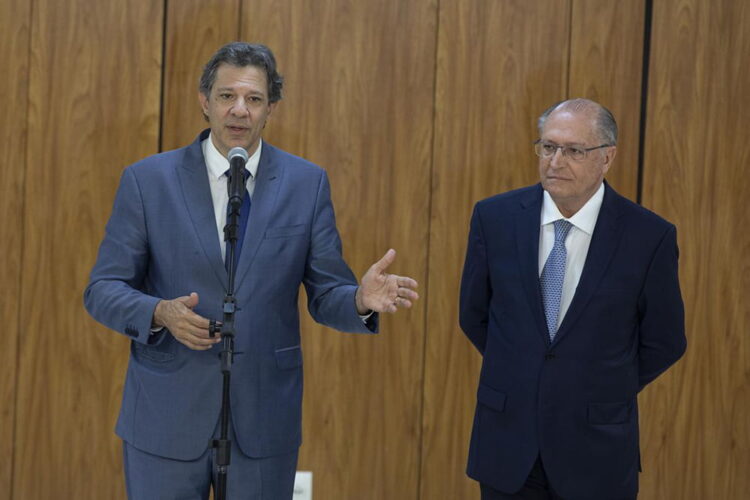 Governo anuncia programa com descontos de até R$ 8 mil para carro popular