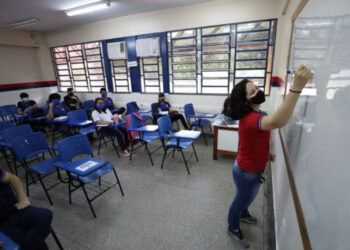 Governo pagará na sexta salário de professores com reajuste de 8%