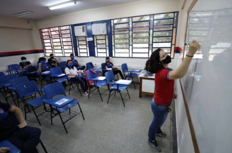 Governo pagará na sexta salário de professores com reajuste de 8%