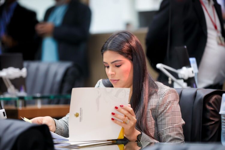 Deputada Mayra Dias se destaca como uma das mais atuantes e com produção de projetos relevantes no primeiro semestre