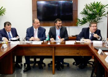 Líder da bancada do Amazonas no Congresso, senador Omar reúne parlamentares e governador para defender a Zona Franca de Manaus na reforma tributária