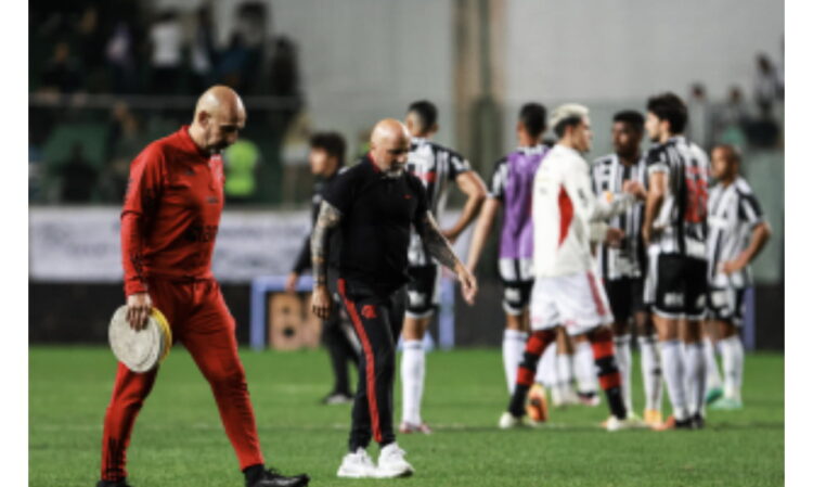 Preparador físico do Flamengo pede desculpas por soco em Pedro; confira