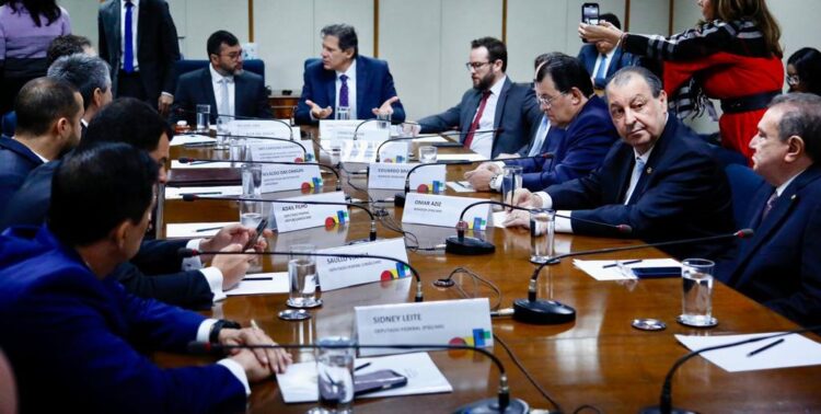 Senador Omar reune bancada e governador para apresentar proposta à reforma tributária e evitar prejuízo ao Amazonas