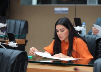 Projetos de Mayra Dias sobre jovens empreendedores e empoderamento de mulheres vítimas de violência viram leis no Amazonas