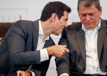 Governo de SP instala app em celulares de alunos e professores sem autorização