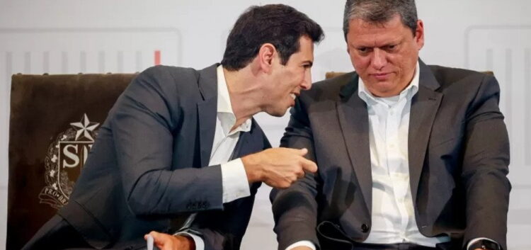 Governo de SP instala app em celulares de alunos e professores sem autorização