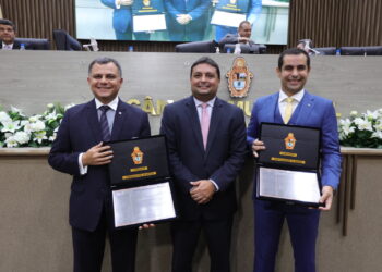 Procurador Alberto Rodrigues Jr. e Defensor Ricardo Paiva recebem título de Cidadão de Manaus na CMM