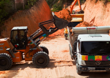 Asfalto chega pela 1ª vez na comunidade Água Branca e saúde avança com protocolo de reabilitação de crianças – É trabalho da Prefeitura