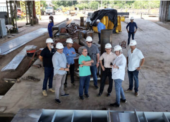 Prefeito vistoria construção de píer flutuante do mirante Lúcia Almeida