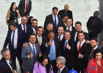 Sidney Leite participa do lançamento do programa Povos da Pesca Artesanal que vai beneficiar mais de 100 mil pescadores do Amazonas