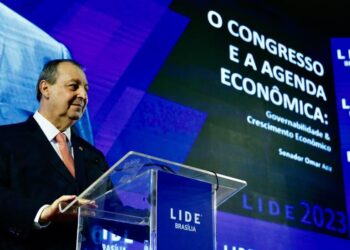 Debate acontece ao mesmo tempo em que o Senador do Amazonas, Omar Aziz, recebe título de cidadão de Brasília