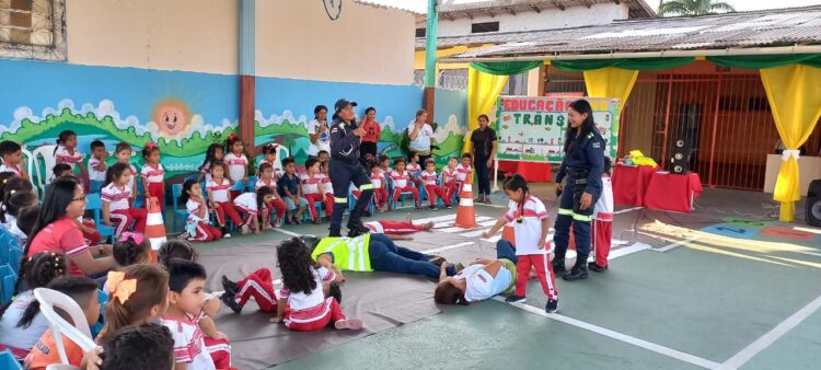 EMTT realiza ação nas escolas em alusão a Semana Nacional do Trânsito