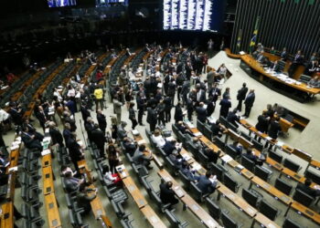 Com perdão a partidos, relator da PEC da Anistia apresenta texto final da proposta