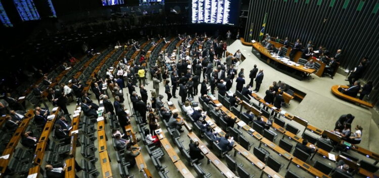 Com perdão a partidos, relator da PEC da Anistia apresenta texto final da proposta