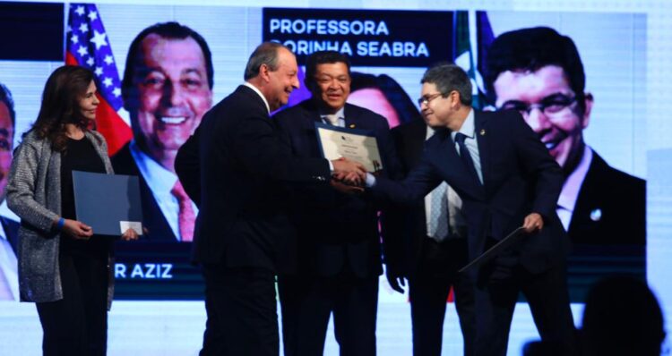 Omar Aziz conquista Prêmio Congresso em Foco como um dos melhores senadores do Brasil