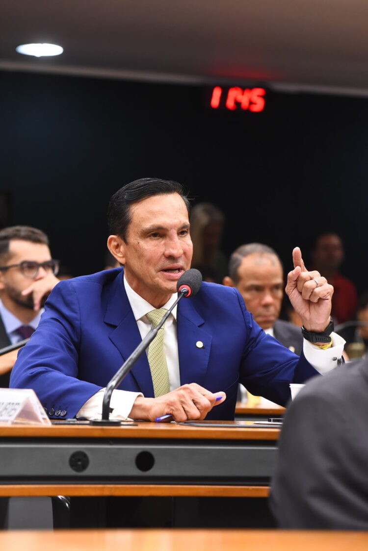 Sidney Leite questiona ministra do Meio Ambiente sobre retirada da BR 319 do PAC