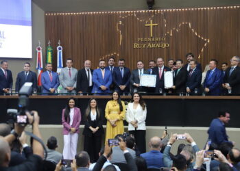 Sidney Leite participa de solenidade que concede titulo de cidadão amazonense ao senador Omar Aziz