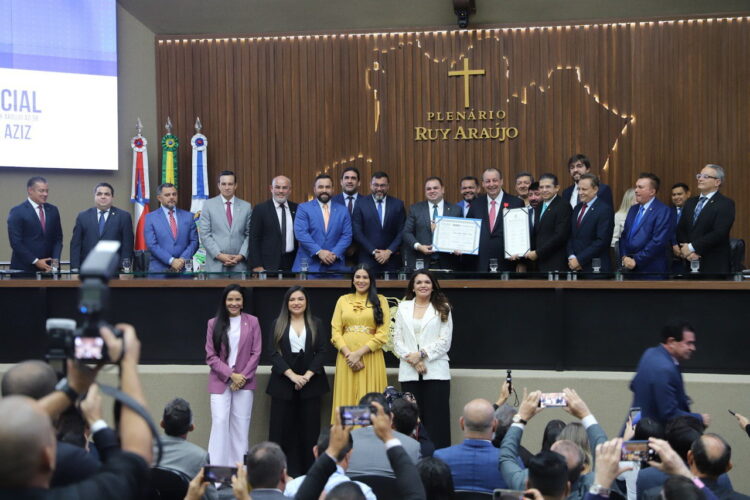 Sidney Leite participa de solenidade que concede titulo de cidadão amazonense ao senador Omar Aziz