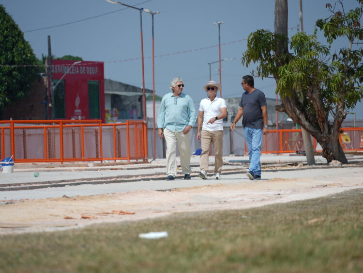 Prefeito vistoria obras do Parque Amazonino Mendes