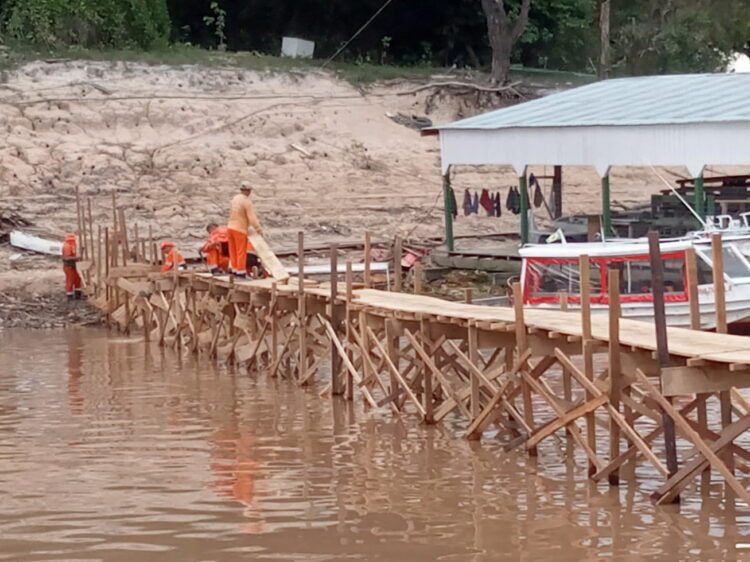 Prefeitura constrói ponte de 150 metros na marina do Davi para conter impactos da seca dos rios