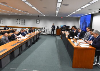 “Até quando o pobre e o trabalhador vão garantir a receita do país?”, questiona Sidney Leite durante Comissão Mista de Orçamento