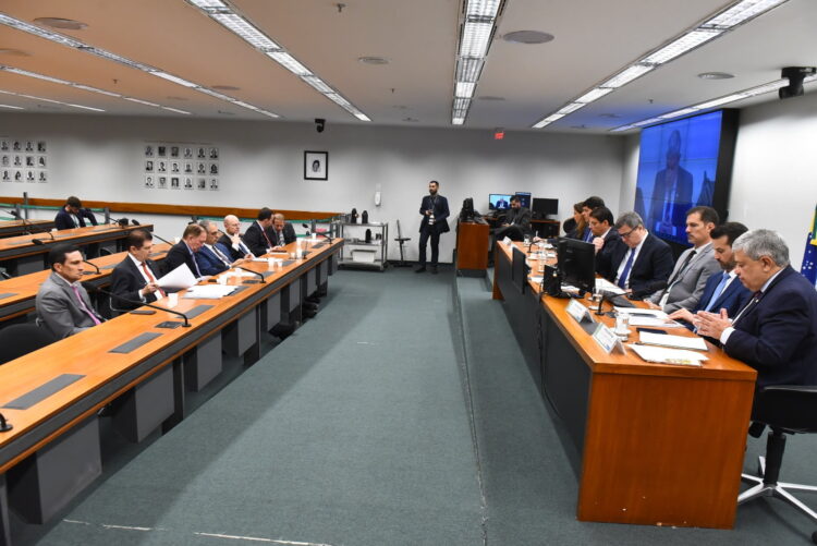 “Até quando o pobre e o trabalhador vão garantir a receita do país?”, questiona Sidney Leite durante Comissão Mista de Orçamento