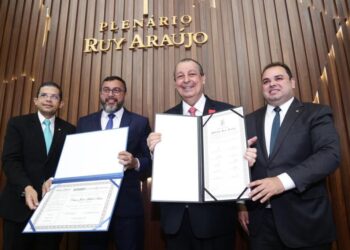 Senador Omar Aziz é homenageado com Medalha Ruy Araújo e título de Cidadão do Amazonas