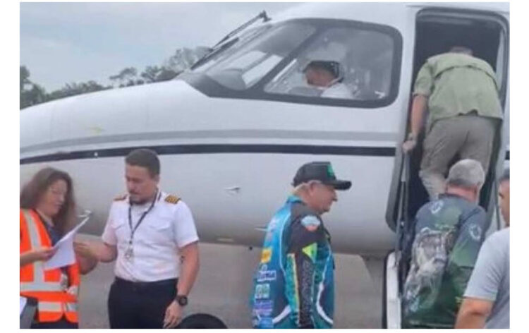 Vídeo mostra momento em que turistas embarcam em avião em Manaus
