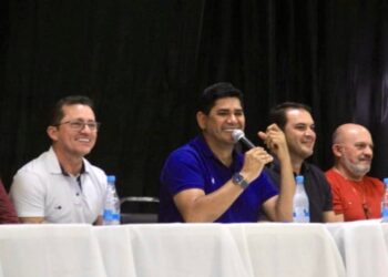 Sob aplausos, prefeito de Parintins anuncia pagamento do piso nacional da enfermagem