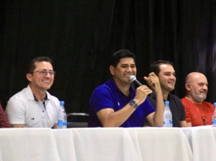 Sob aplausos, prefeito de Parintins anuncia pagamento do piso nacional da enfermagem