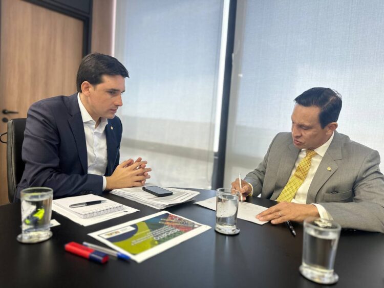 Sidney Leite discute melhorias nos portos e aeroportos do Amazonas com ministro Silvio Costa Filho