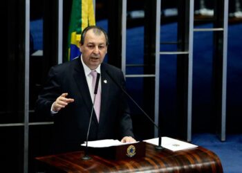 Aleam concede título de cidadão do Amazonas ao senador Omar Aziz