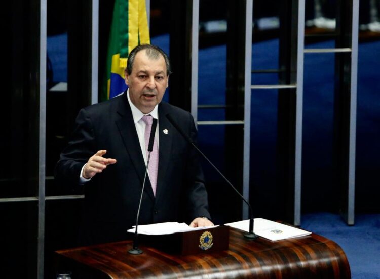 Aleam concede título de cidadão do Amazonas ao senador Omar Aziz