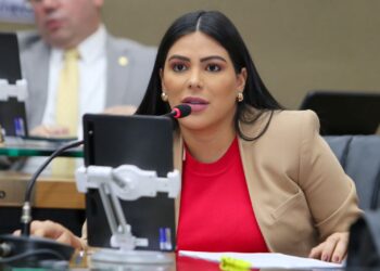 Deputados aprovam projetos de Mayra Dias para dar prioridade a investigação de crimes contra menores e conscientização de educação não violenta