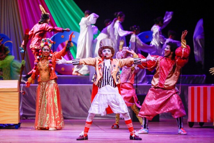 Musical “Pluft, Plaft, Zumm” é prestigiado por mais de mil pessoas nas sessões de estreia no Teatro Amazonas