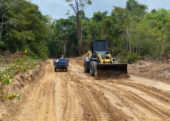 Devido à estiagem, Prefeitura de Parintins realiza ação no interior para escoamento da produção rural
