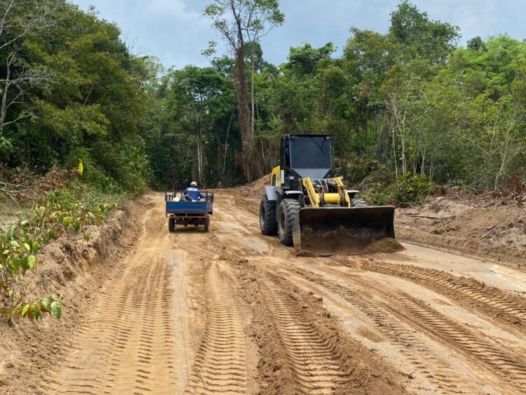 Devido à estiagem, Prefeitura de Parintins realiza ação no interior para escoamento da produção rural