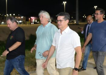 Prefeito vistoria fase final das obras do Parque Amazonino Mendes
