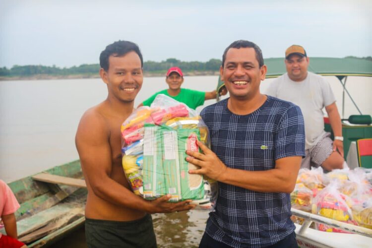 Prefeitura de Alvarães realiza entrega de alimentos às famílias atingidas pela seca histórica no Amazonas