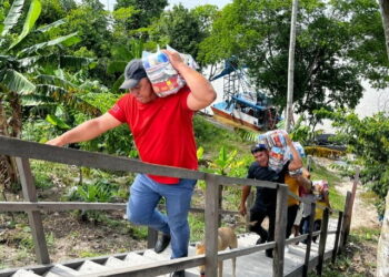 Prefeitura de Japurá realiza força-tarefa para entregar ranchos, água potável, kit de higiene e limpeza além de motores de luz