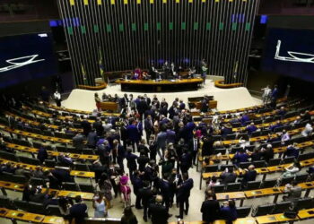 Câmara aprova urgência para vetar portaria que limita trabalho aos domingos e feriados