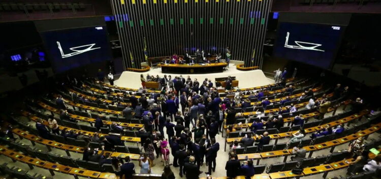 Câmara aprova urgência para vetar portaria que limita trabalho aos domingos e feriados