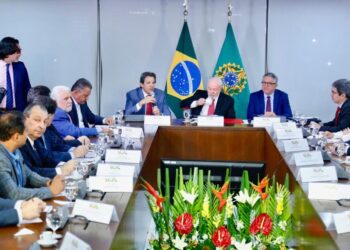 Senador Omar participa de reunião estratégica com Lula sobre a Reforma Tributária