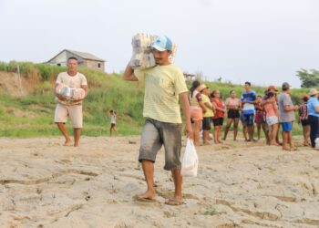 Prefeitura de Parintins entrega cestas de alimentos na região do Limão e Xibuí, em Parintins